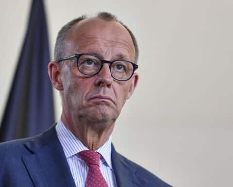 Friedrich Merz steht im Fokus einer möglichen Vertrauensfrage zur Reformdringlichkeit im Bundestag.
