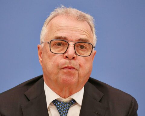 Rainer Kirchdörfer kritisiert Bundesregierung für unzureichende Unterstützung deutscher Familienunternehmen.