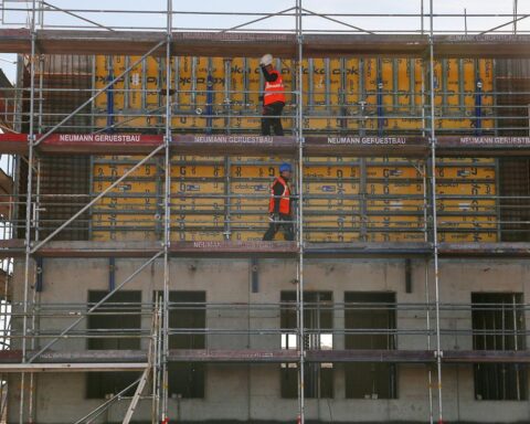 Bauarbeiter auf Baustelle symbolisieren Rückgang beim Wohnungsbau in Deutschland im Jahr 2025.