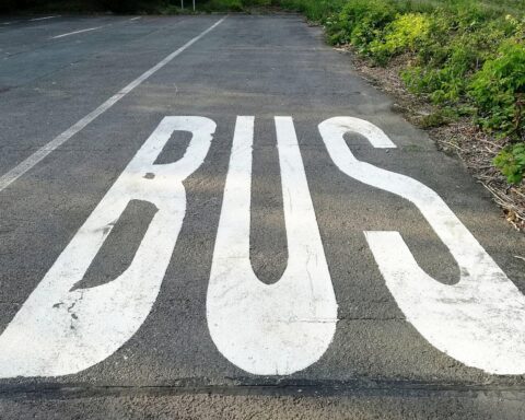 Leerer Bus-Parkplatz symbolisiert Mängel in der Sicherheit von Reise- und Linienbussen in Deutschland.