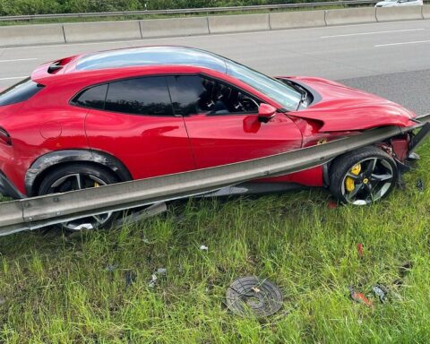 Unfall mit Ferrari auf Autobahn, erheblicher Sachschaden, keine Verletzten, Polizei ermittelt.