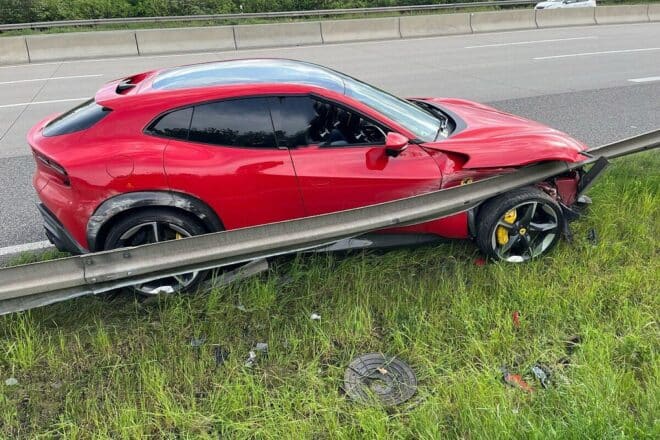 Ferrari kracht auf A4 bei Erfurt in Leitplanke – 300.000 Euro Schaden
