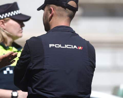 Festnahme eines Betrügers in Spanien; Polizei bei Ermittlungen und Durchsuchungen aktiv.