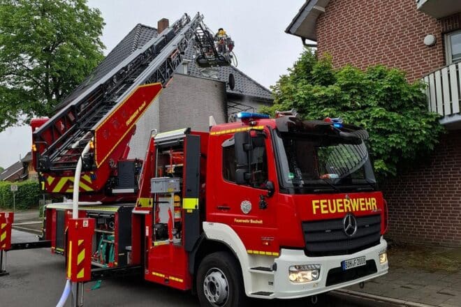 Feuerwehr Bocholt verhindert Brandausbreitung auf Dachgeschoss