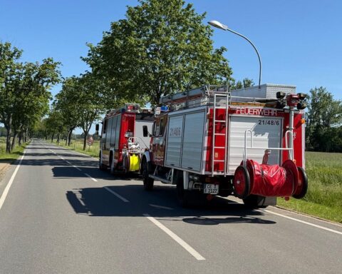 Einsatzfahrzeuge der Feuerwehr bei zwei Alarmen in Flotwedel aufgrund von Betriebsstoffspur und Notruf.