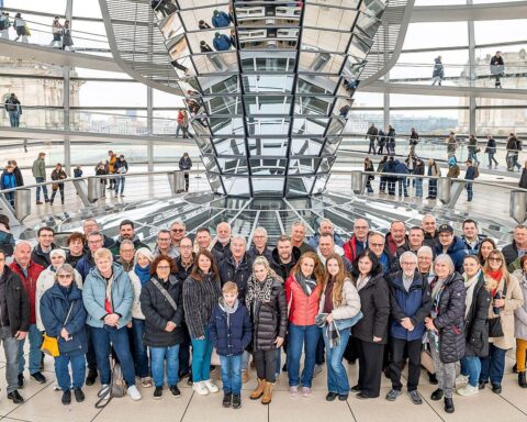 Eine Gruppe Feuerwehrleute besucht Berlin: Reichstag, Gedenkstätte und Brandenburgertor im Fokus.