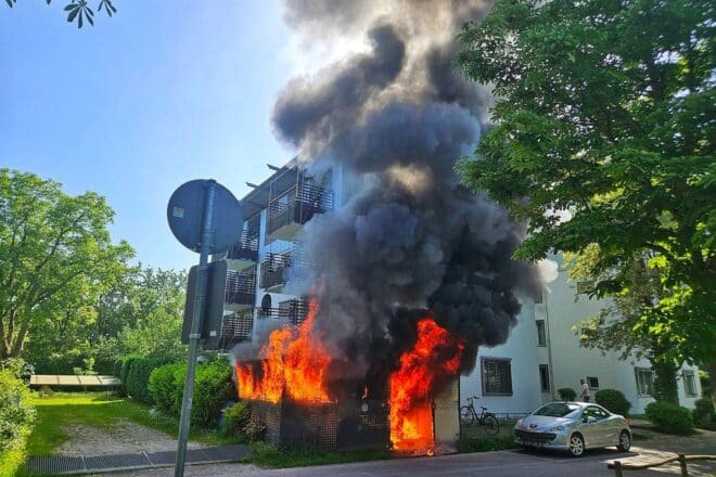Feuerwehr verhindert Brandübergriff auf Hausfassade in Konstanz