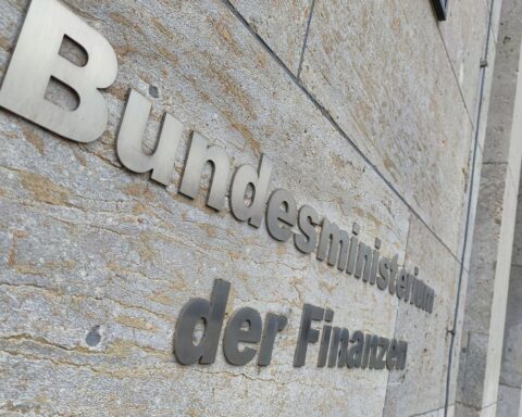 Bild: Finanzministerium mit Grafiken zu Altersvorsorge, Risiken und Zahlen für Bundeshaushalt.