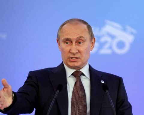 Putin im Gespräch mit europäischem Diplomaten, Verhandlungen über Frieden und Sicherheit.