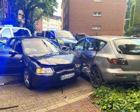 Berauschte Autofahrerin verursacht Unfall in Gelsenkirchen, flüchtet, wird festgenommen.