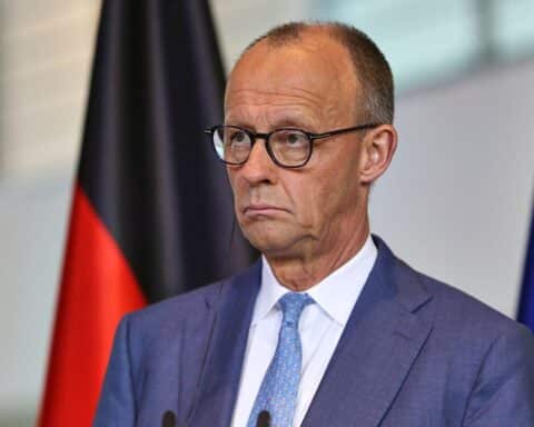 Umfrageergebnisse zeigen AfD stärkste Partei, Merz weiter unzufrieden; Wüst mit gemischtem Urteil.