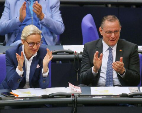 AfD-Politiker Weidel und Chrupalla symbolisieren den aktuellen Höhenflug der Partei in Umfragen.
