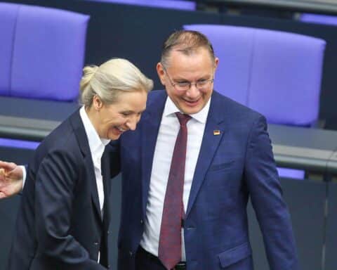 Alice Weidel und Tino Chrupalla präsentieren AfD-Ergebnisse in aktueller Wählerumfrage.