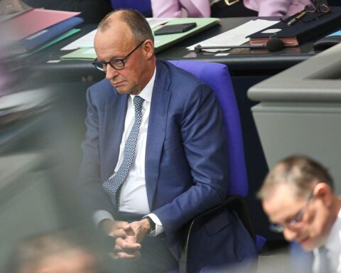 Politische Umfrage: AfD führt, Merz unzufrieden, Chrupalla im Fokus. Wahltrends aktualisiert.