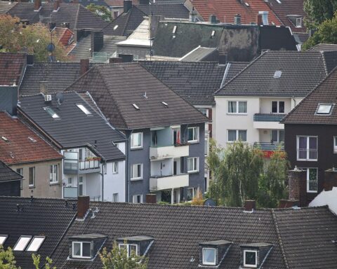 Nachbarschaftshäuser und -gärten, die gepflegte Gemeinschaft und Rücksichtnahme symbolisieren.