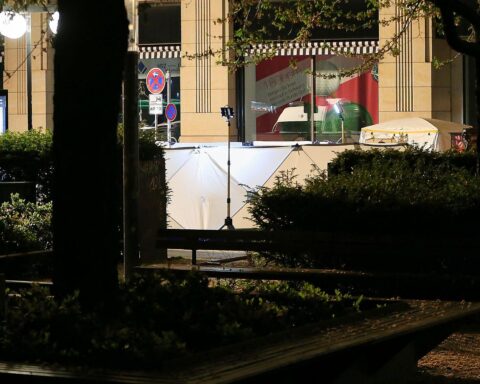 Auto in Menschenmenge, tragischer Vorfall in Leipzig am 04.05.2026, Sicherheitsdiskussion entfaltet sich.