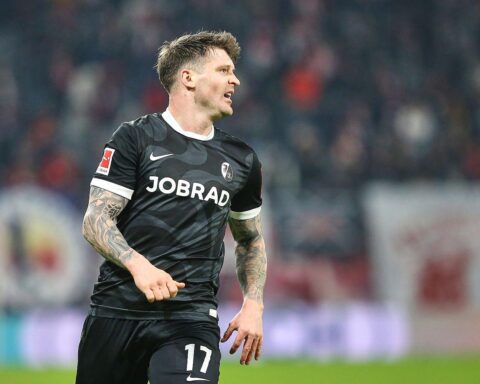 Freiburg-Spieler jubeln nach Sieg über Braga, Einzug ins Europa-League-Finale gefeiert.