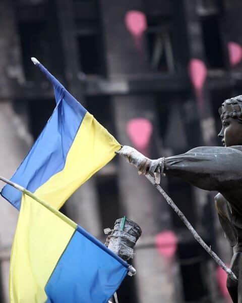 Ukrainische Flagge als Symbol für mögliche Sicherheitsrisiken durch Waffenschmuggel nach Europa.
