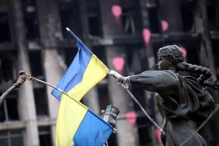 Ukrainische Flagge als Symbol für mögliche Sicherheitsrisiken durch Waffenschmuggel nach Europa.