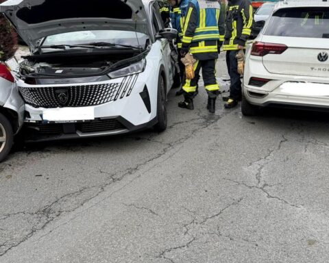 Verkehrsunfall mit fünf Pkw, Feuerwehr im Einsatz, verletzte Personen, gesperrte Straße, Bergener Straße.