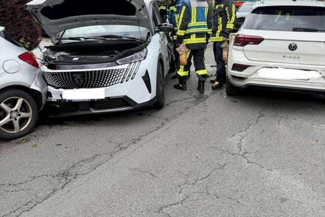 Fünf Fahrzeuge in Unfall auf Bergener Straße verwickelt