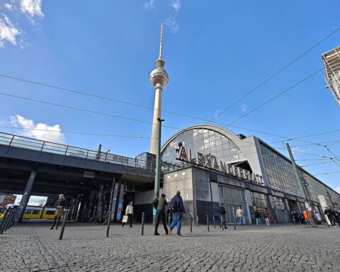 Polizei am Alexanderplatz: Festnahmen nach Körperverletzung, aggressive Auseinandersetzung mit Zeugen.