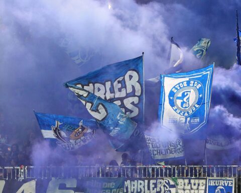 Fanfest mit Fans in Blau und Weiß, Pyrotechnik, Feier-Atmosphäre und Polizei-Präsenz.