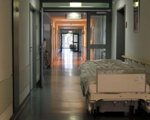 Ein Krankenhausbild, symbolisierend die Herausforderungen der Pflegeversicherung und notwendige Reformen.
