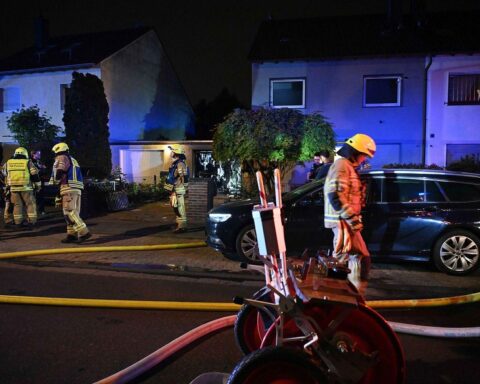 Feuerwehr löscht Garagenbrand in Pulheim-Brauweiler, Einsatzkräfte retten Bewohner schnell und effektiv.