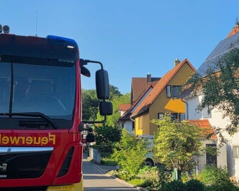 Einsatzfahrzeuge der Feuerwehr und Rettungskräfte am Gasaustritt in Radolfzell am Bodensee.