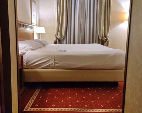 Hotelzimmer, das die aktuelle Situation des deutschen Gastgewerbes widerspiegelt: Umsatzrückgang und Herausforderungen.