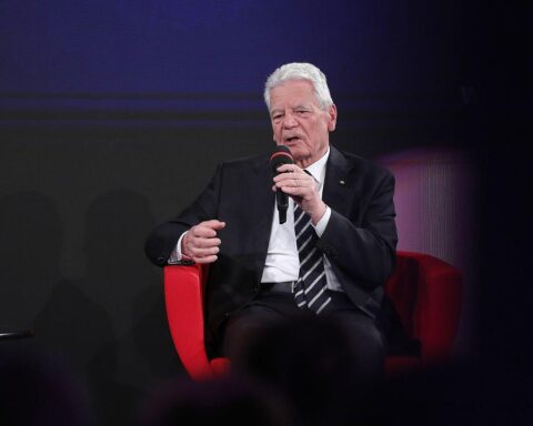 Joachim Gauck diskutiert genderneutrale Nachfolge als Bundespräsident auf einer Veranstaltung.