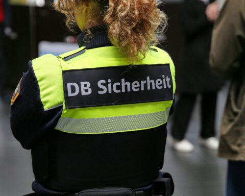 Sicherheitsdienst im Zug konfrontiert aggressiven Passagier; Körperverletzung, Polizei ermittelt.