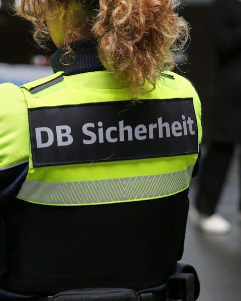 Sicherheitsdienst im Zug konfrontiert aggressiven Passagier; Körperverletzung, Polizei ermittelt.