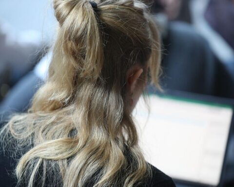 Junge Frau mit Laptop, Hintergrund Bilder von Gesundheitswarnungen auf Online-Marktplätzen.