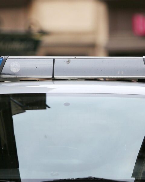 Polizei sichert Bankgeiselnahme, mit mehreren Tätern und Geiseln, Absperrungen vor Ort.