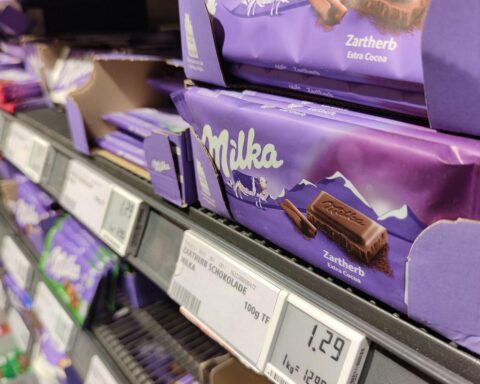 Rechtsstreit über Milka-Schokolade: Identische Verpackung, weniger Inhalt – Verbraucherschützer kritisieren.