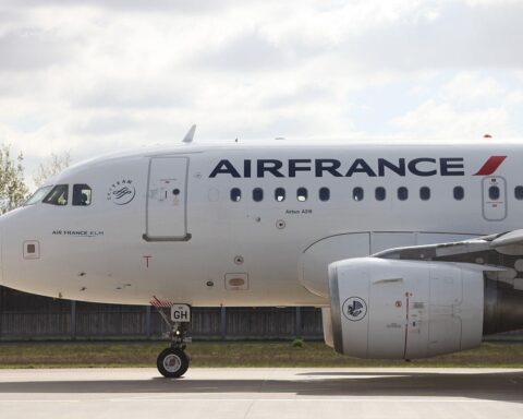 Gerichtsurteil: Air France und Airbus verurteilt wegen fahrlässiger Tötung im Flugzeugabsturz.