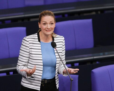 Judith Gerlach bei einem Treffen in der Schweiz, Fokus auf Gesundheit, Prävention und KI.
