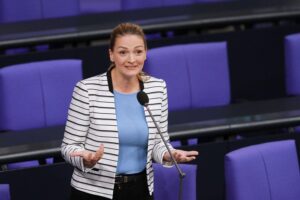 Judith Gerlach spricht zur Gesundheitslage in Bayern und unterstützt Forderungen zur Gesetzesänderung.