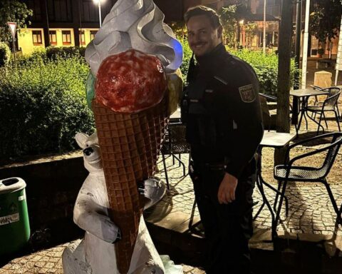 Gigantische Eiswaffel, polizeilich gefunden, zurück in Eisdiele, mysteriöse Entführung bleibt ungelöst.
