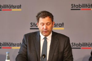 Klaus Reinhardt kritisiert Gesundheitskosten, fordert Kompromiss, respektvoller Umgang mit Ministerin Warken.