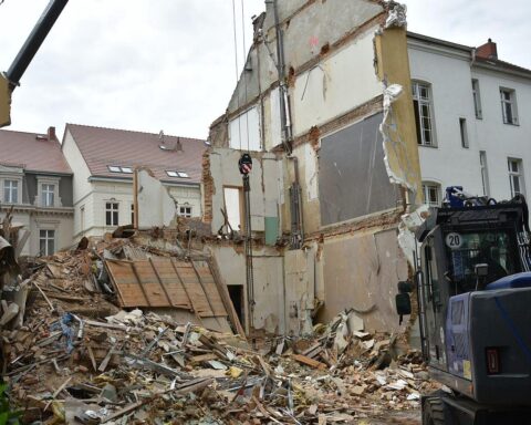 Einsturz eines Mehrfamilienhauses in Görlitz, zahlreiche Einsatzkräfte und Verkehrseinschränkungen sichtbar.