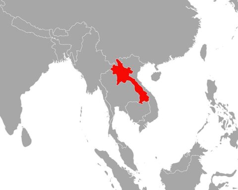 Rettungskräfte und Taucher in einer Höhle, um vermisste Goldsucher in Laos zu finden.