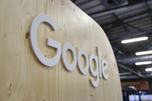 Google-Logo und Apple-Logo, symbolisieren Partnerschaft im Bereich KI und Sprachassistenz.