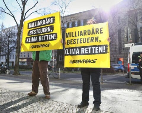 Protestierende Greenpeace-Aktivisten fordern gerechtere Verteilung von Vermögen und Umweltschutzmaßnahmen in Deutschland.