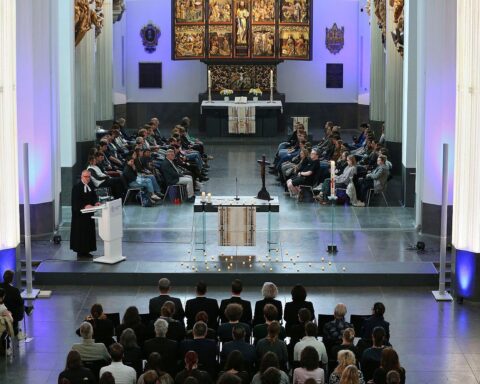 Gedenkveranstaltung in der Universitätskirche St. Pauli mit Trauernden nach Amokfahrt in Leipzig.