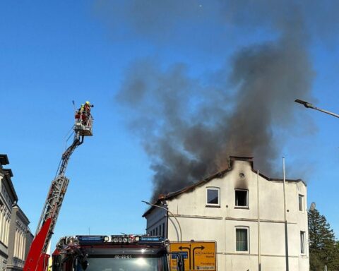 Dachstuhlbrand mit Feuerwehr, Einsatzkräften und Rauchentwicklung in Uetersen, Verletzte wurden betreut.