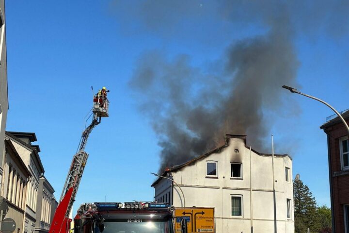Dachstuhlbrand mit Feuerwehr, Einsatzkräften und Rauchentwicklung in Uetersen, Verletzte wurden betreut.