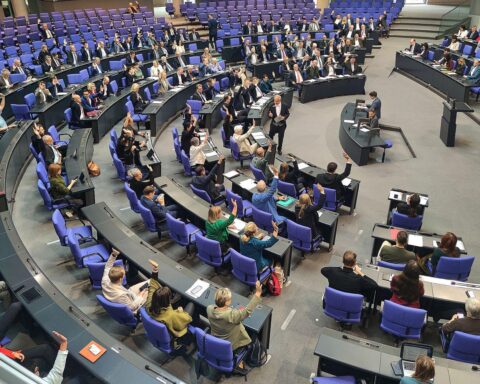 Grüne fordern Diätenerhöhungsaussetzung im Bundestag, Jens Spahn signalisiert Unterstützung.